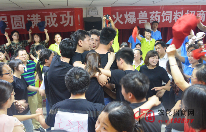 2015年6月20日-21日,鄭州火爆網(wǎng)絡(luò)科技有限公司組織全體員工進行了一次“團隊凝聚力訓(xùn)練”,特邀田沂桐老師和李健老師為主講老師,意在激發(fā)火爆人的內(nèi)在潛能、培養(yǎng)團隊協(xié)同作戰(zhàn)能力,超越自我、成就未來!