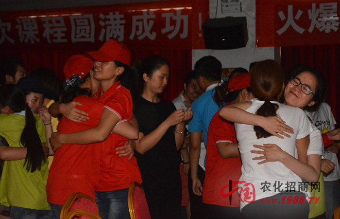 2015年6月20日-21日,鄭州火爆網(wǎng)絡(luò)科技有限公司組織全體員工進行了一次“團隊凝聚力訓(xùn)練”,特邀田沂桐老師和李健老師為主講老師,意在激發(fā)火爆人的內(nèi)在潛能、培養(yǎng)團隊協(xié)同作戰(zhàn)能力,超越自我、成就未來!